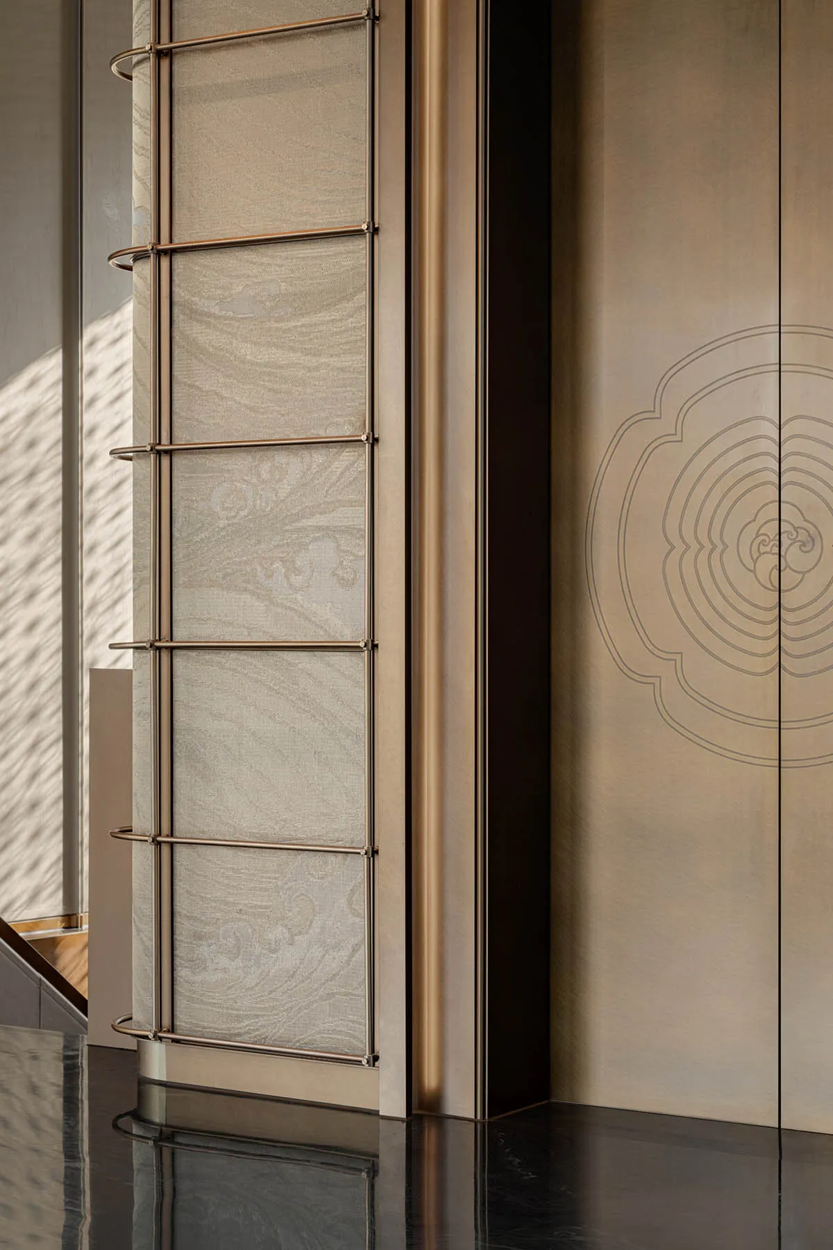Detail of a metal interior design featuring a metallic grid and patterned texture.