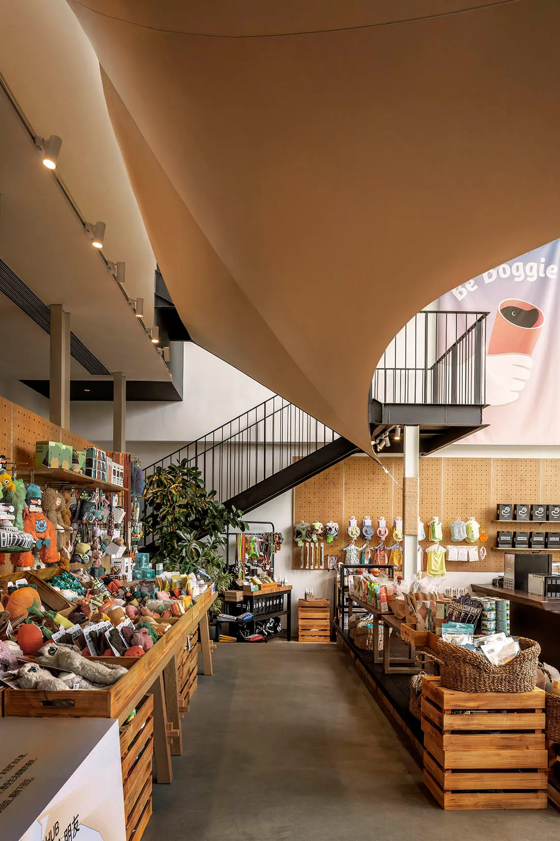 一間工業風零售店,展示木製貨架上的產品。