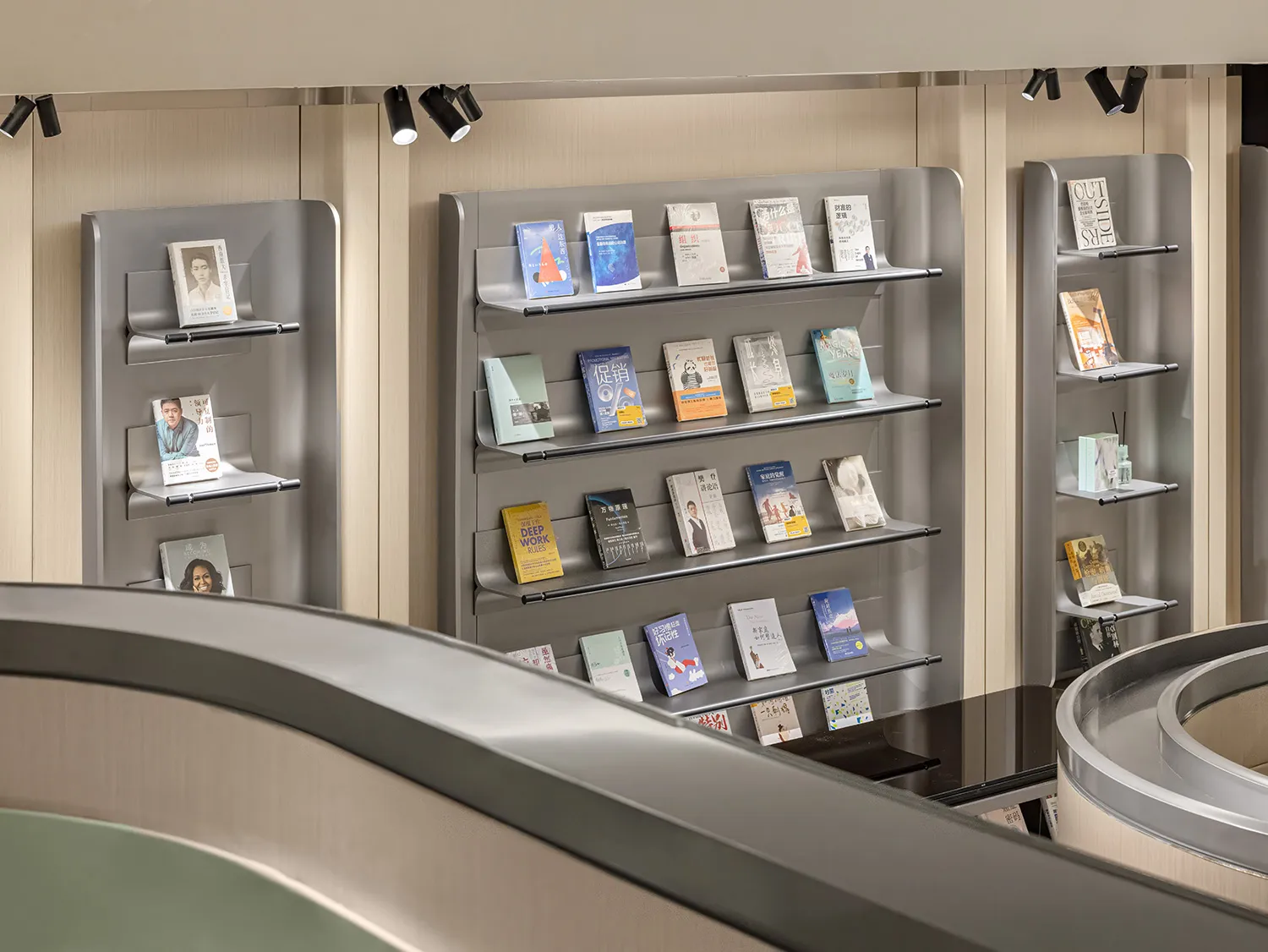 現代金屬書架展示各種書籍。