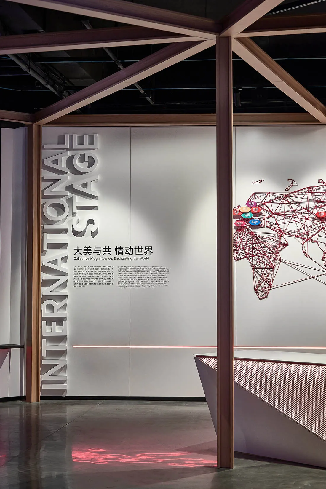現代展覽空間,採用混凝土與金屬材質。