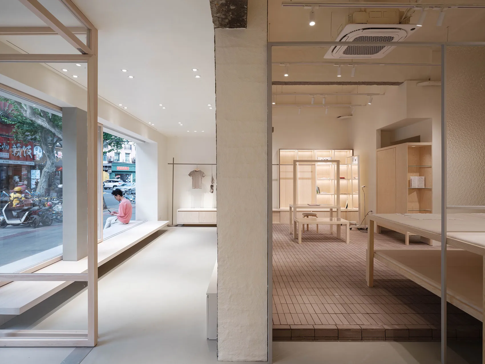 一間簡約零售店,採用淺色木質傢俱,呈現乾淨無雜物的設計。