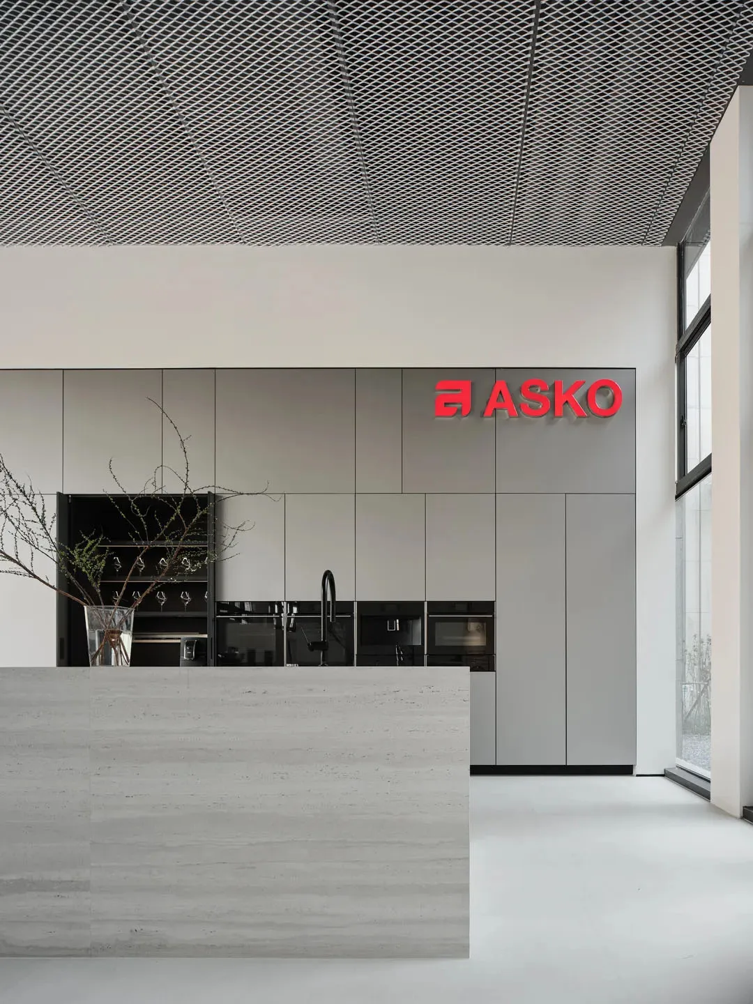 現代、俐落且具工業風的商業廚房,採用金屬與玻璃材質,配備 ASKO 品牌家電。