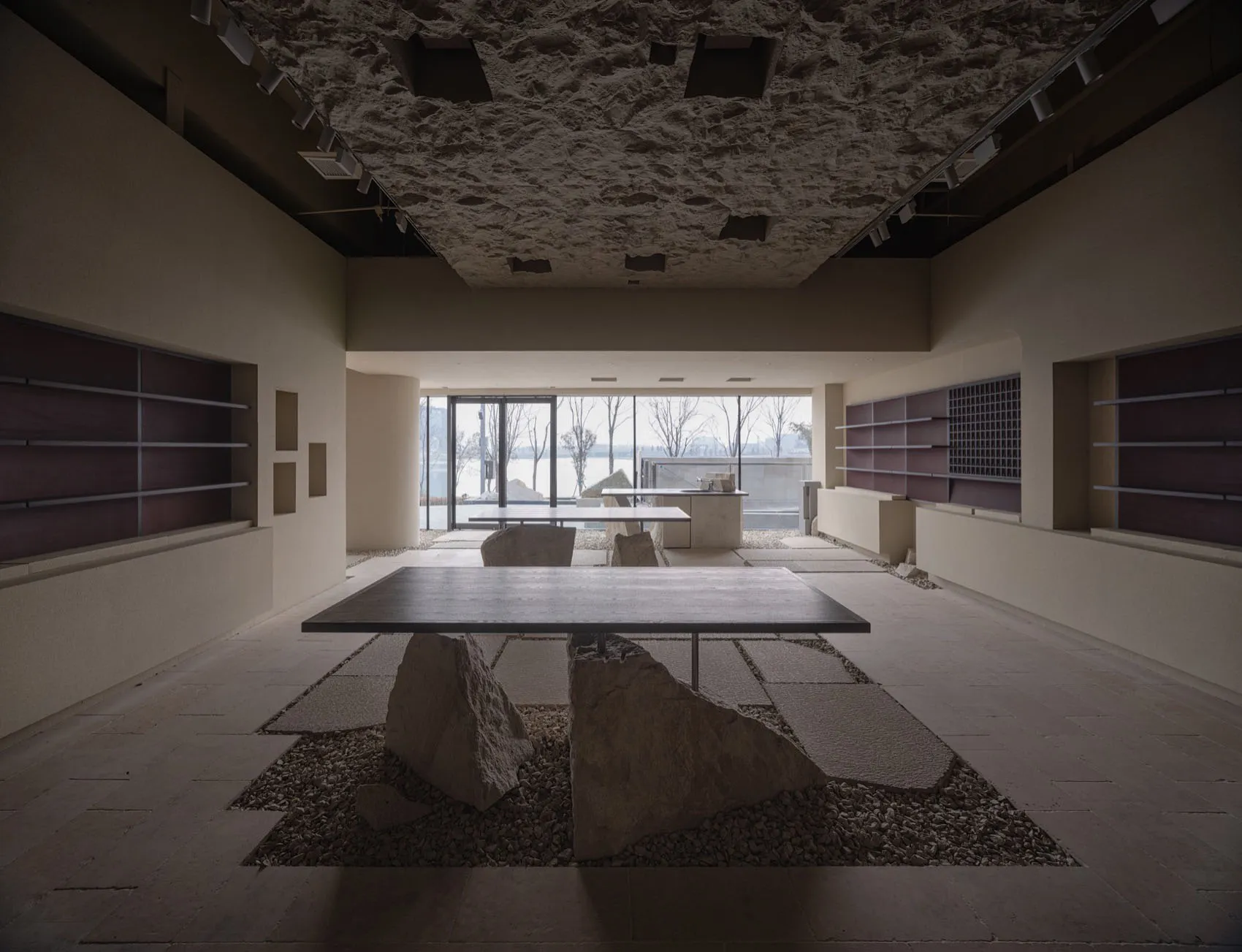 極簡餐廳室內空間,採用天然石材與混凝土飾面。