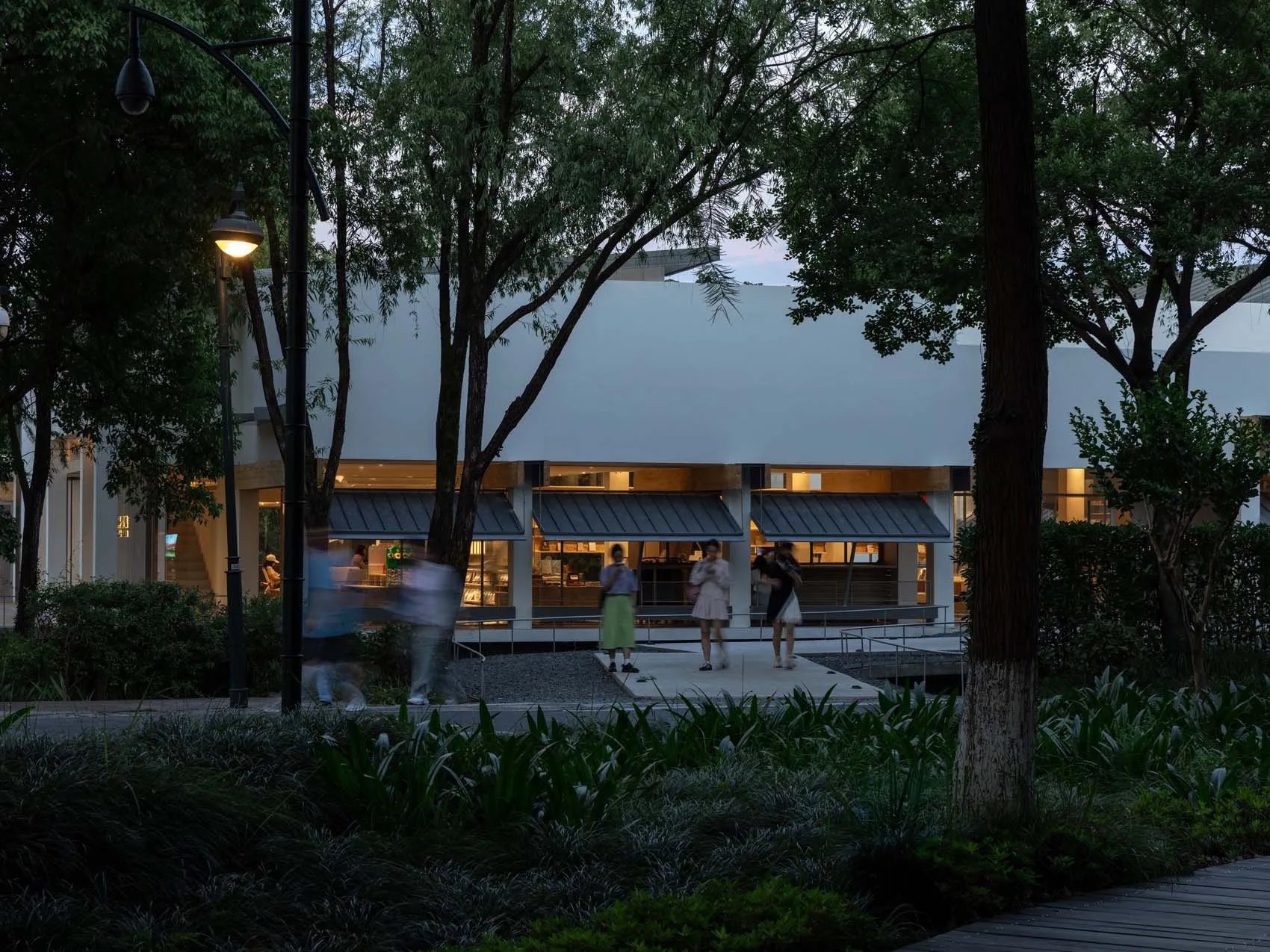 現代公共空間,混凝土建築與綠意植栽。