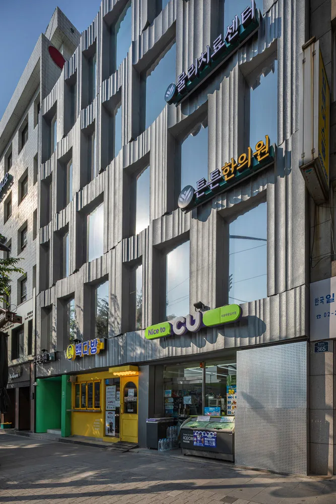 現代都市店面採用金屬包覆與玻璃立面