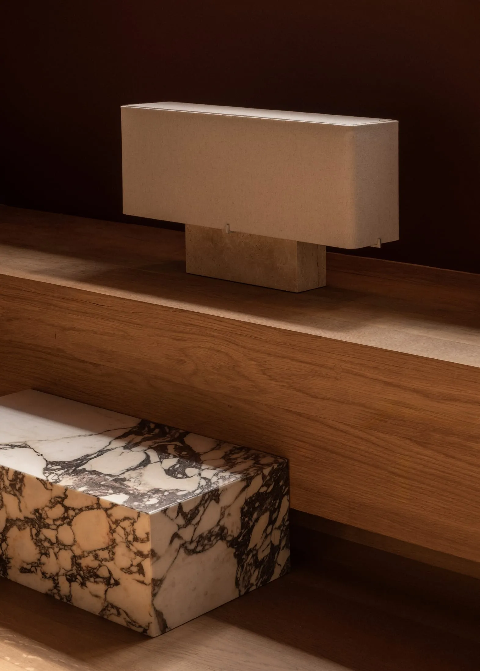 Modern interior design featuring a marble table and a concrete wall.