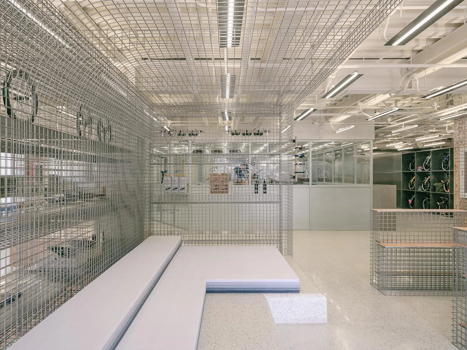 工業展示間展示金屬網狀結構。