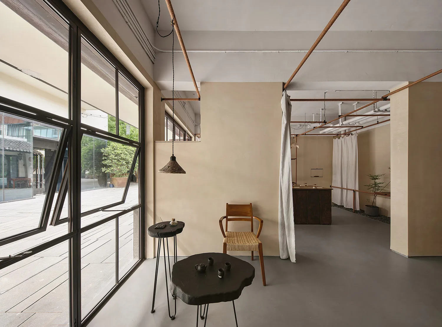 現代工業風格的客廳空間,搭配混凝土牆面與金屬燈具。