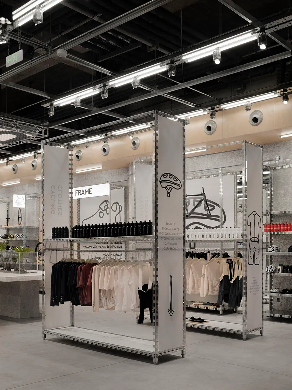 現代零售店以金屬框架展示服裝與配件