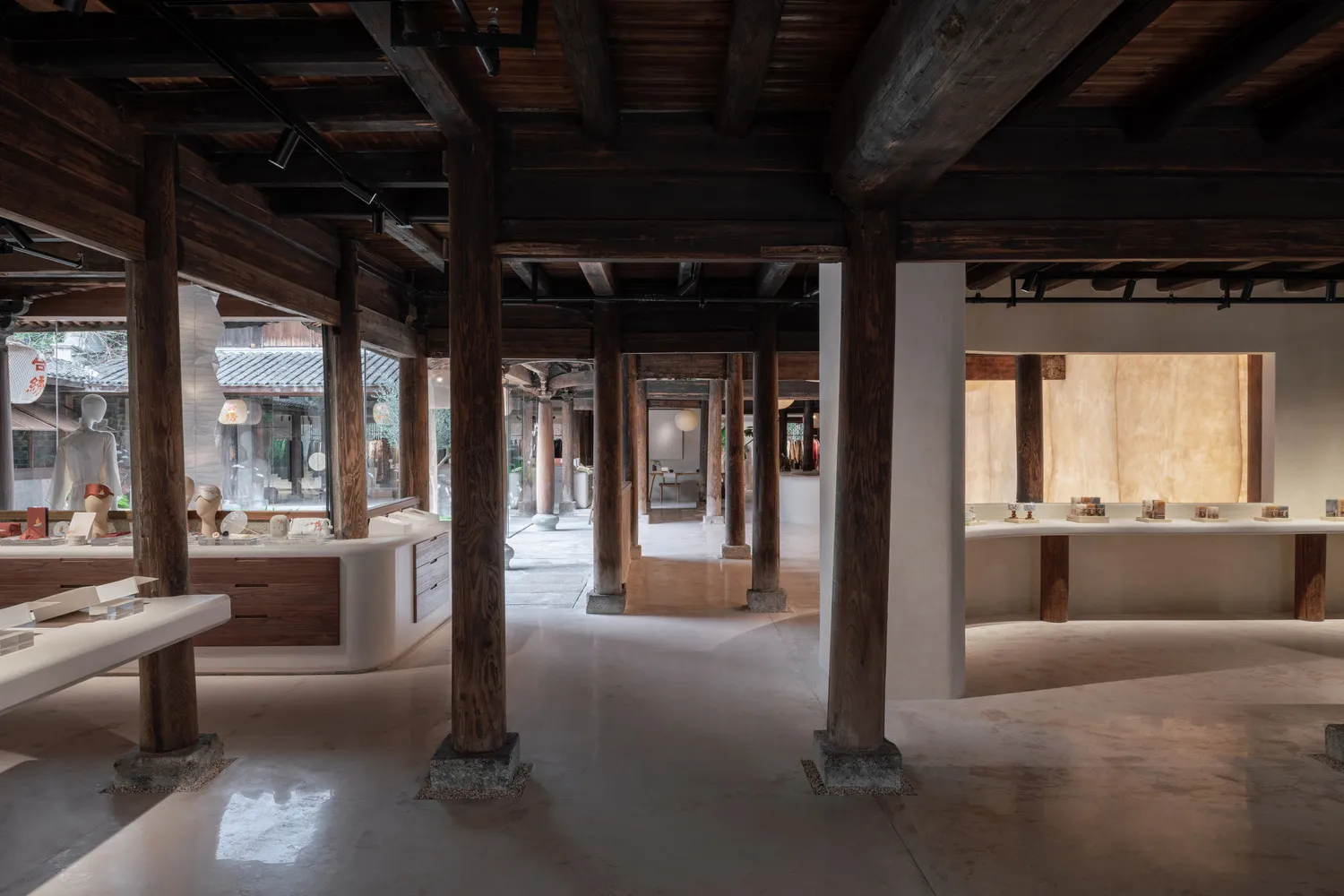 一間現代零售店，展示混凝土柱與當代設計元素。