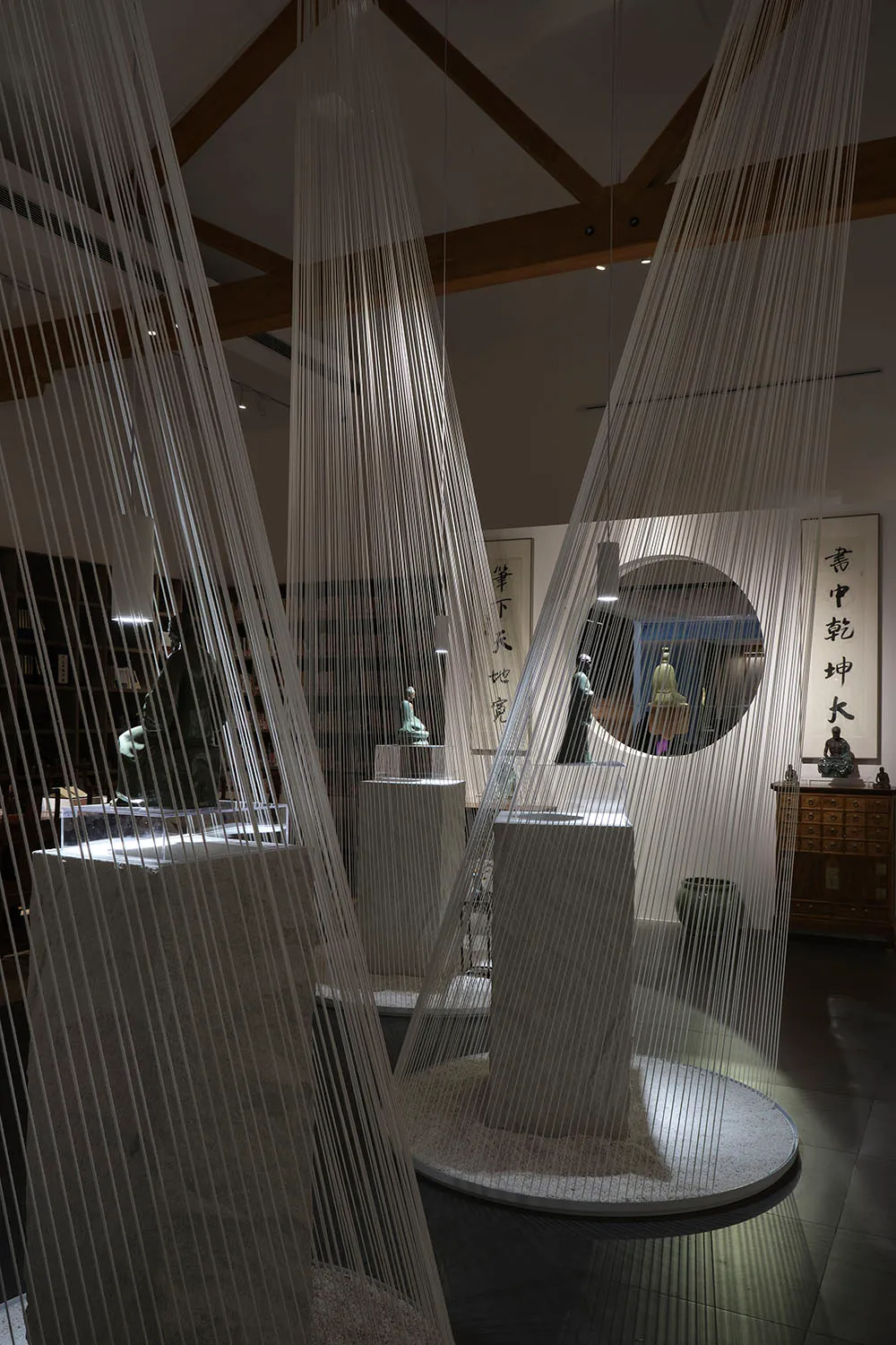 當代博物館展覽,展示懸掛的織品紡織裝置與雕塑作品。