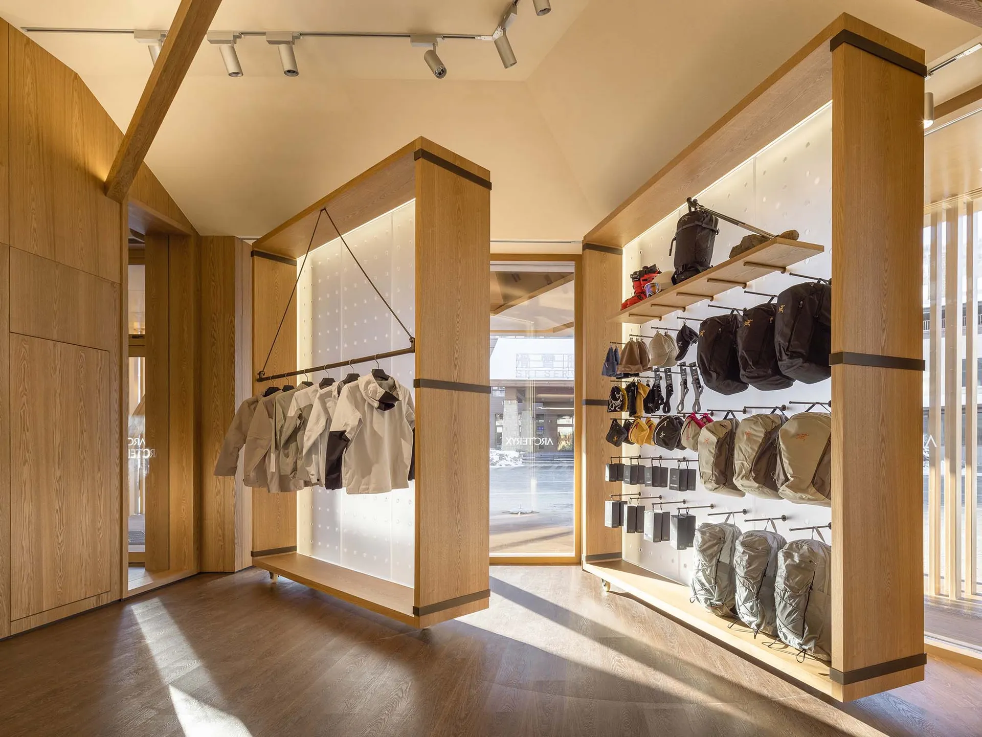 現代零售店內設有木質展示架與服裝陳列架。