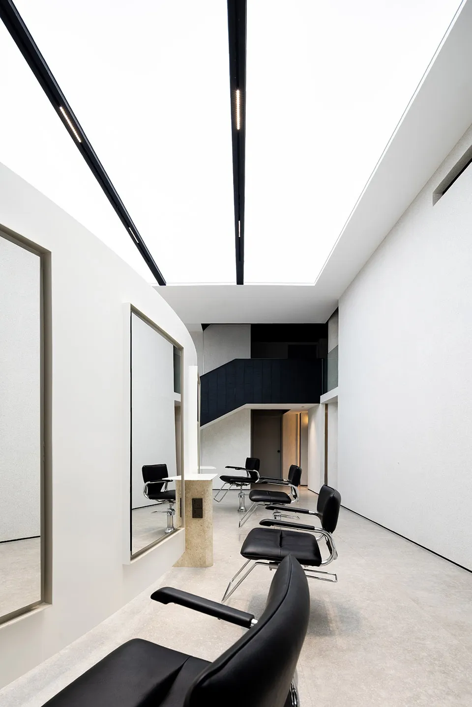 A minimalist design with black and white furniture and a contemporary, open-plan layout.
