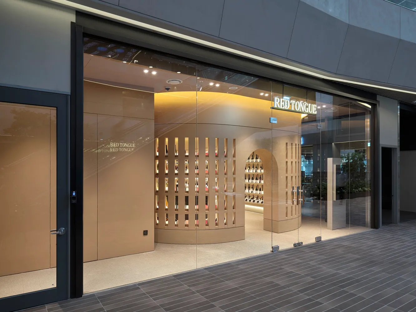 現代店面搭配玻璃入口與展示櫥窗。
