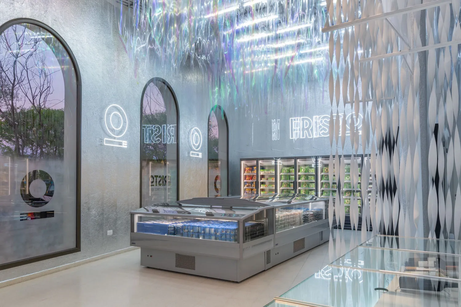現代零售店內部,特色為鏡面牆與照明燈光。