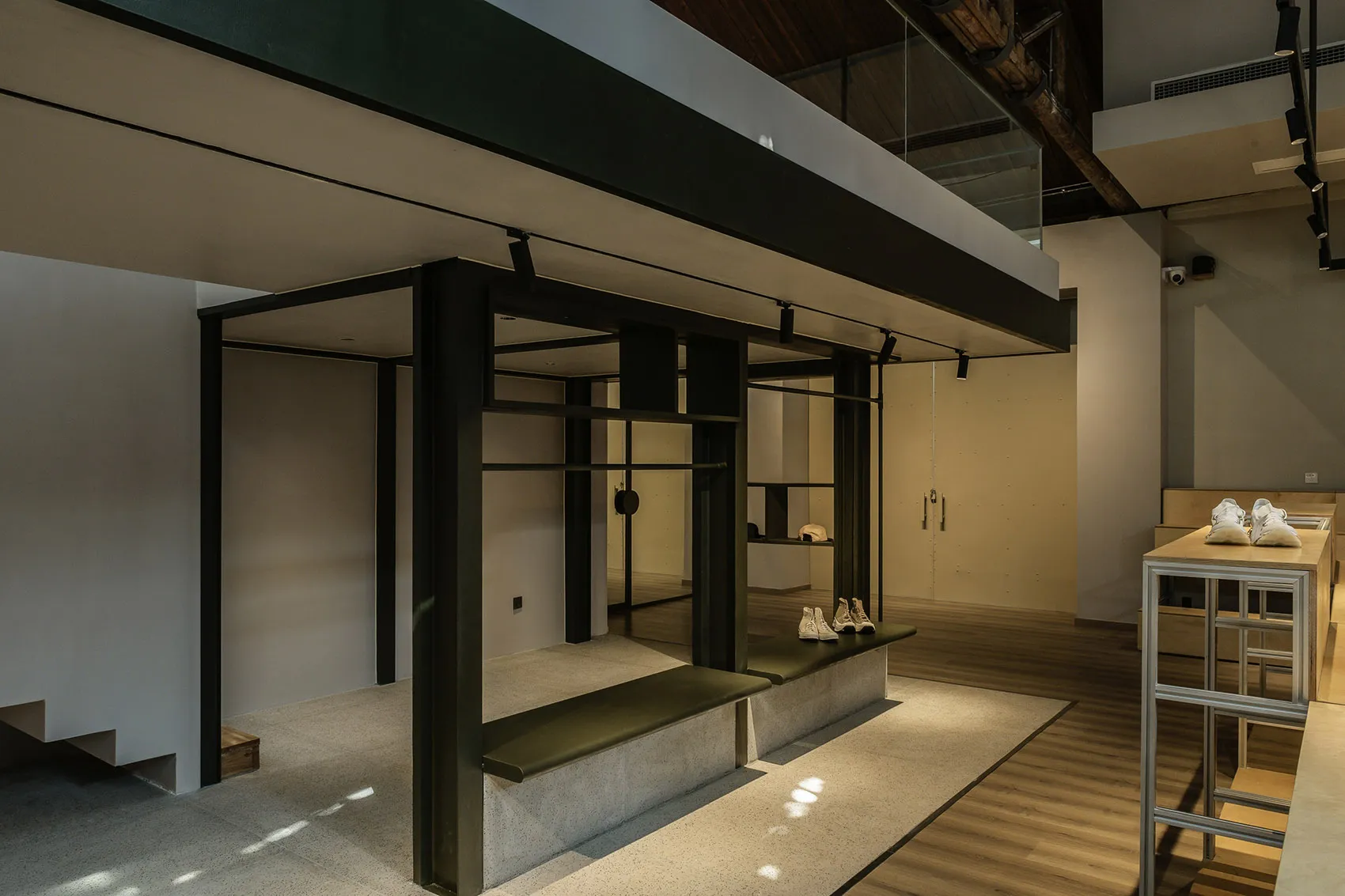 極簡展示間，配有混凝土座椅與木質元素。