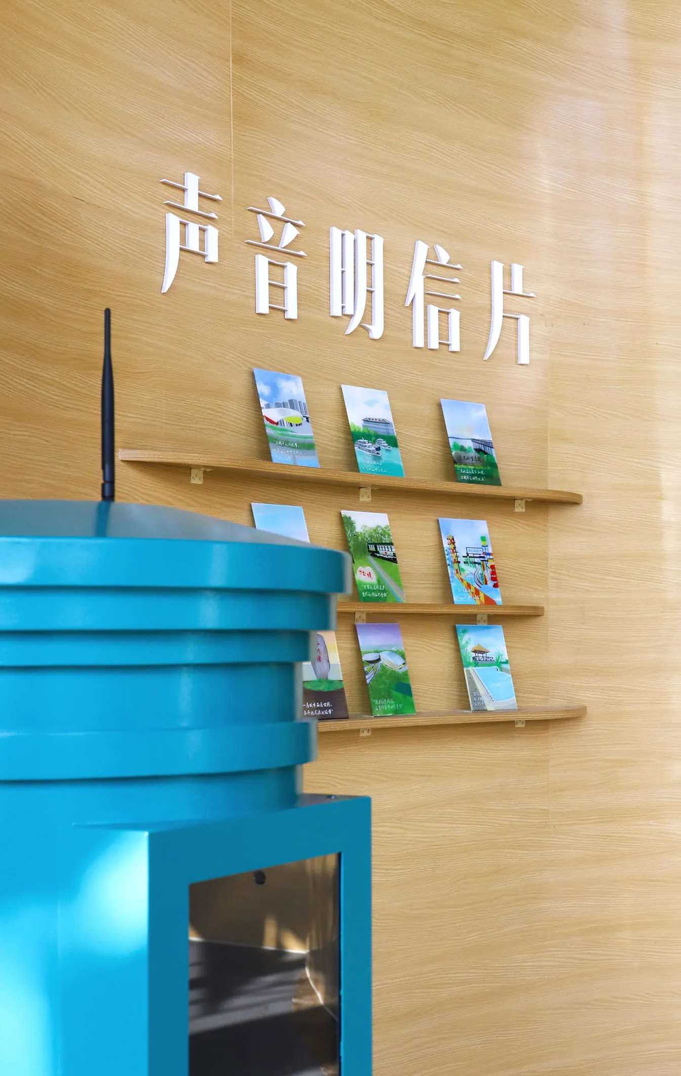 帶有金屬元素與海報的現代室內設計