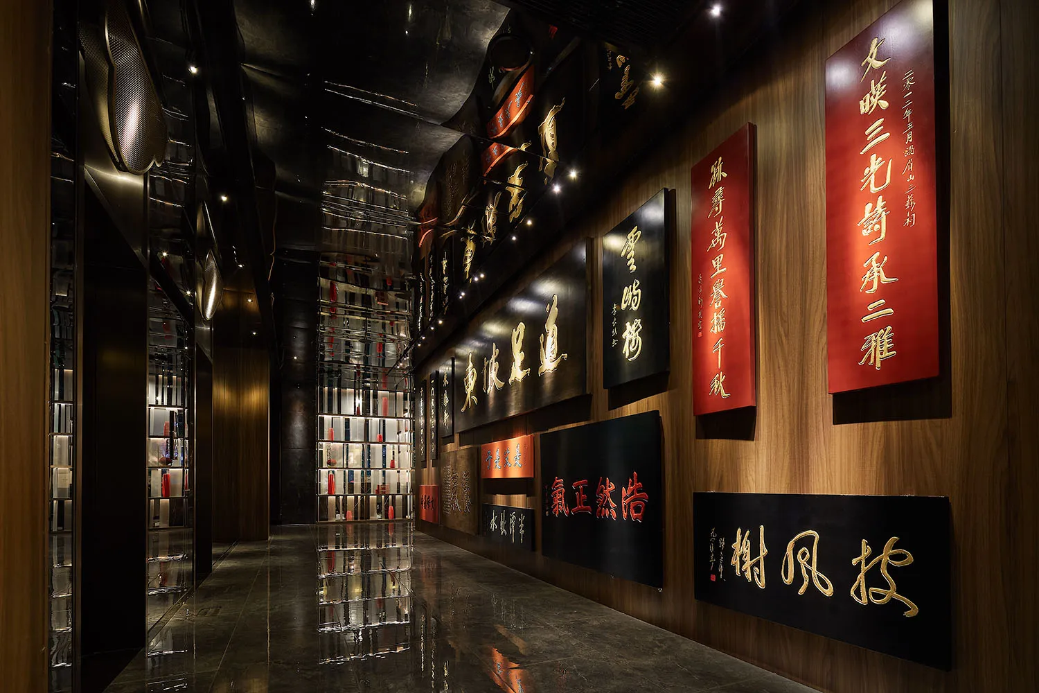 現代餐廳走廊,搭配金屬包覆牆面與發光招牌