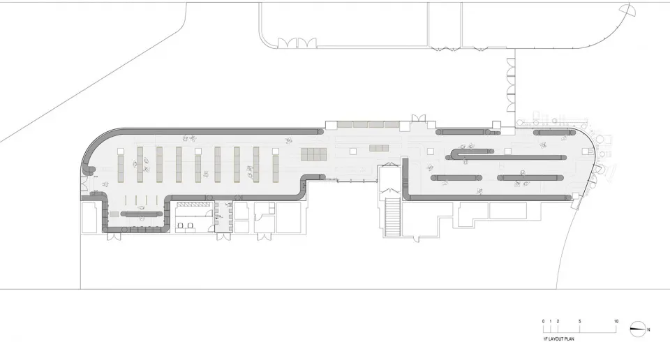 線性辦公室配置，標示工作站與公共區域的指定空間。