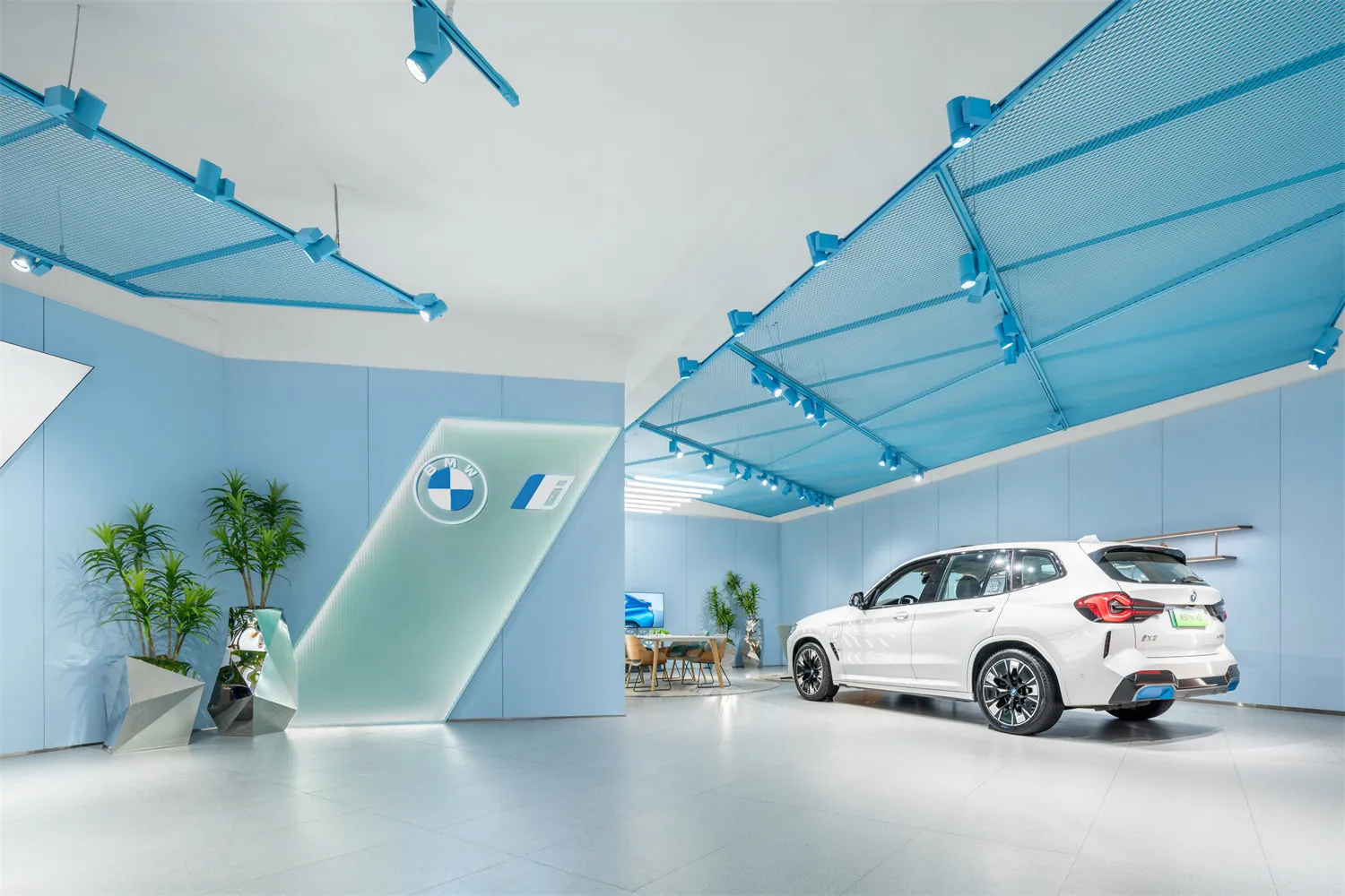 現代極簡展示廳,展示一輛 BMW iX3 電動休旅車。
