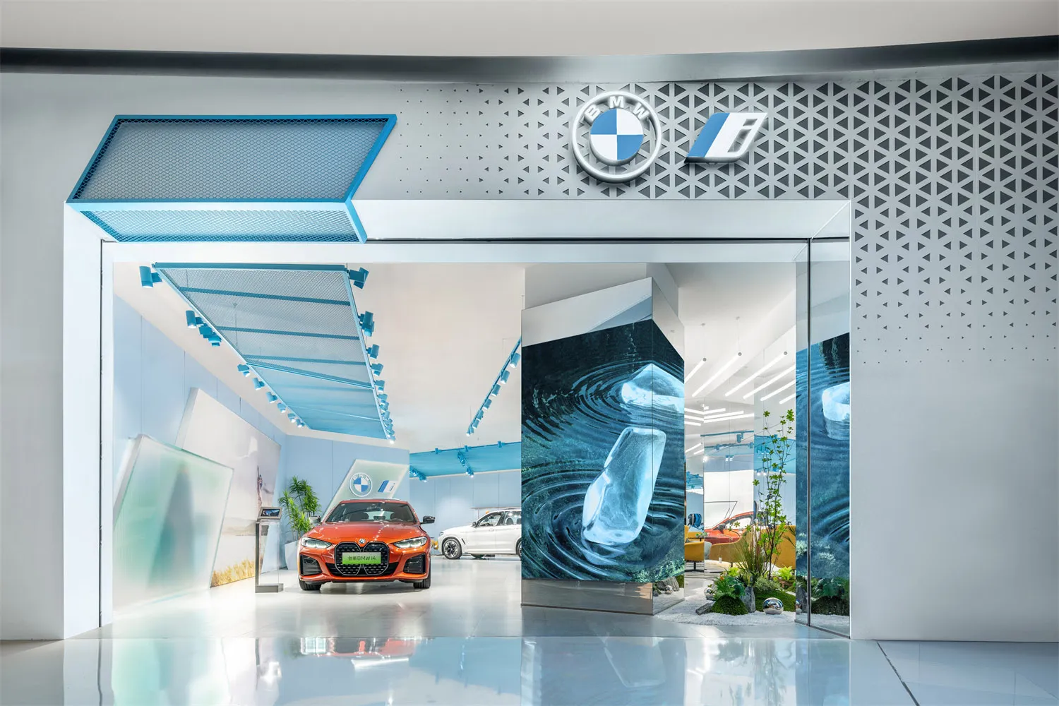 現代玻璃設計的汽車展示中心門面,帶有BMW i標誌。