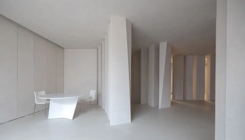 現代餐廳採用極簡設計,配有混凝土餐桌與餐椅。
