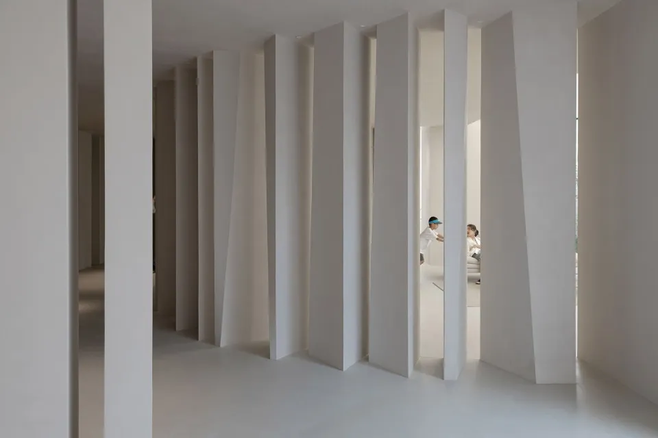 現代白色室內設計,採用簡約建築風格與白色灰泥牆面。