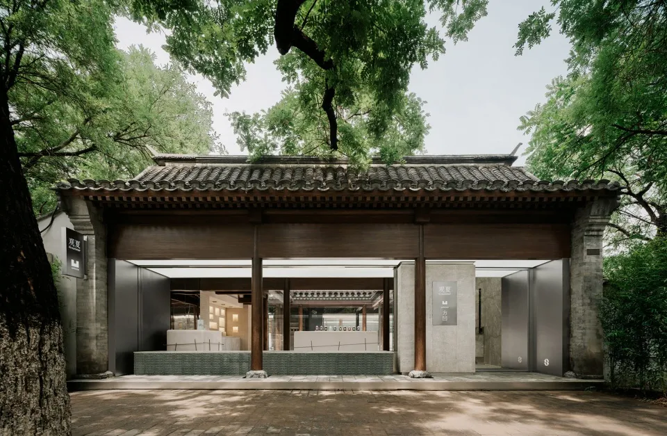 傳統建築入口,木樑、瓦頂與混凝土柱