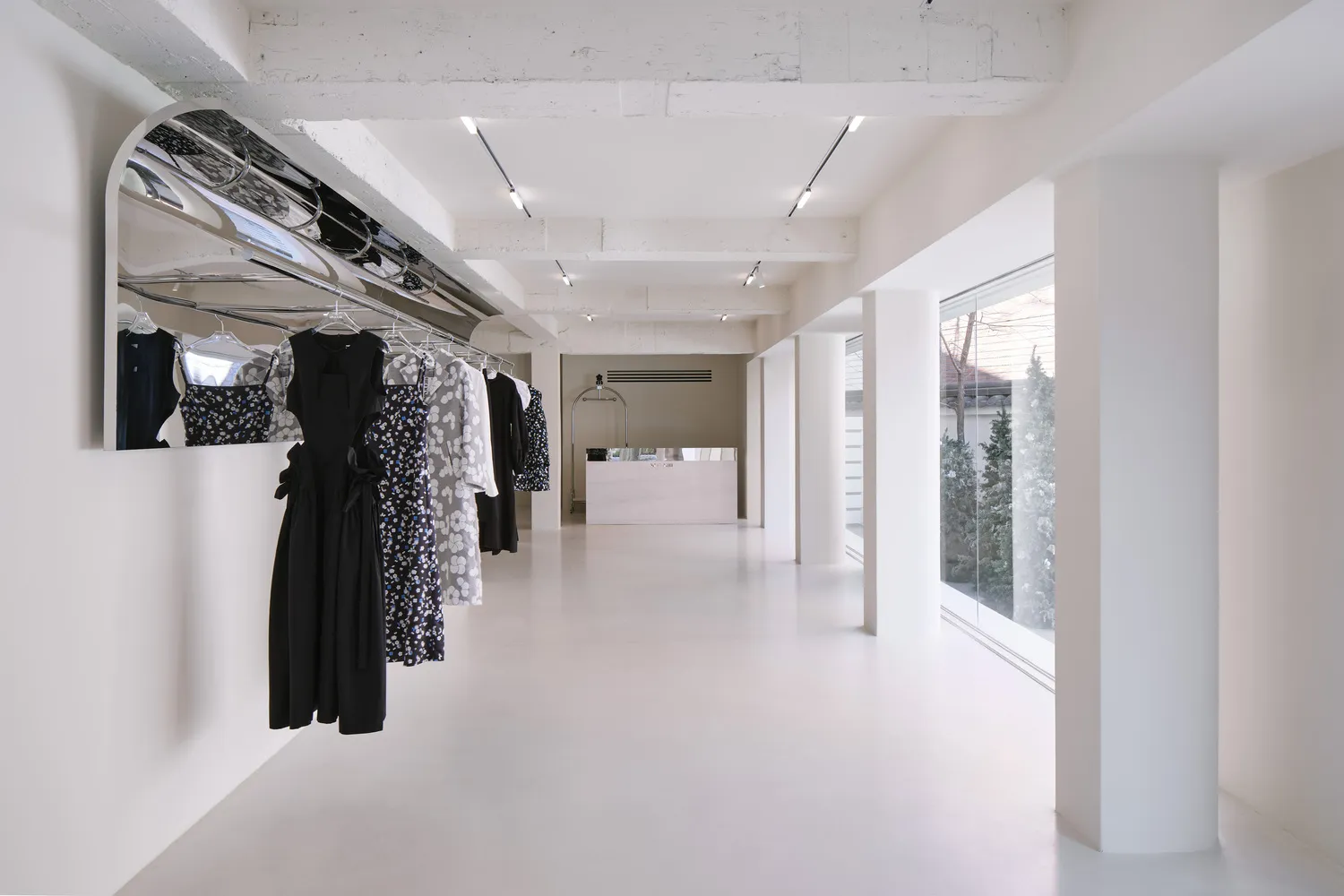 現代服裝零售店，混凝土地板、玻璃窗與鋼製扶手