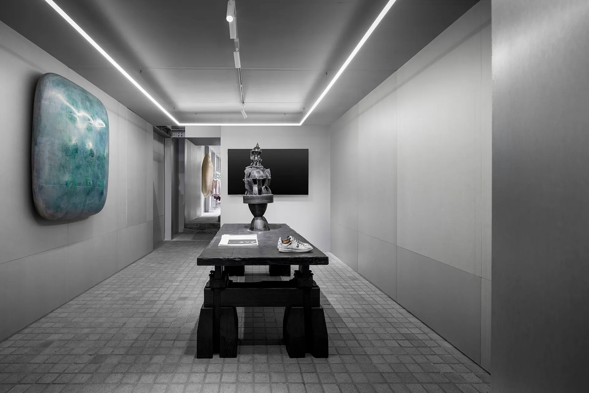現代展示間以工業設計元素呈現,搭配混凝土與金屬飾面。