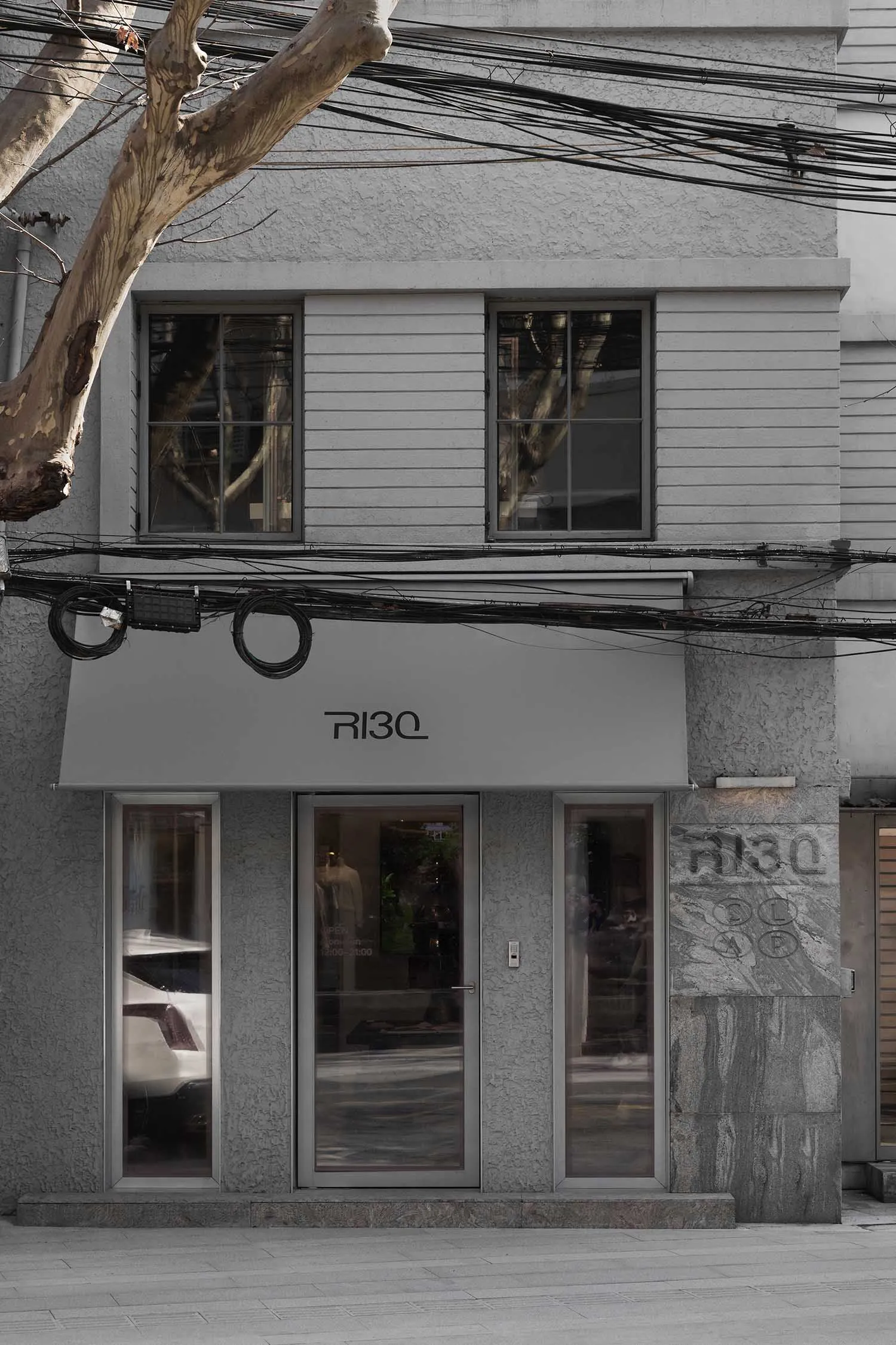 現代零售店面，採用混凝土與玻璃立面。
