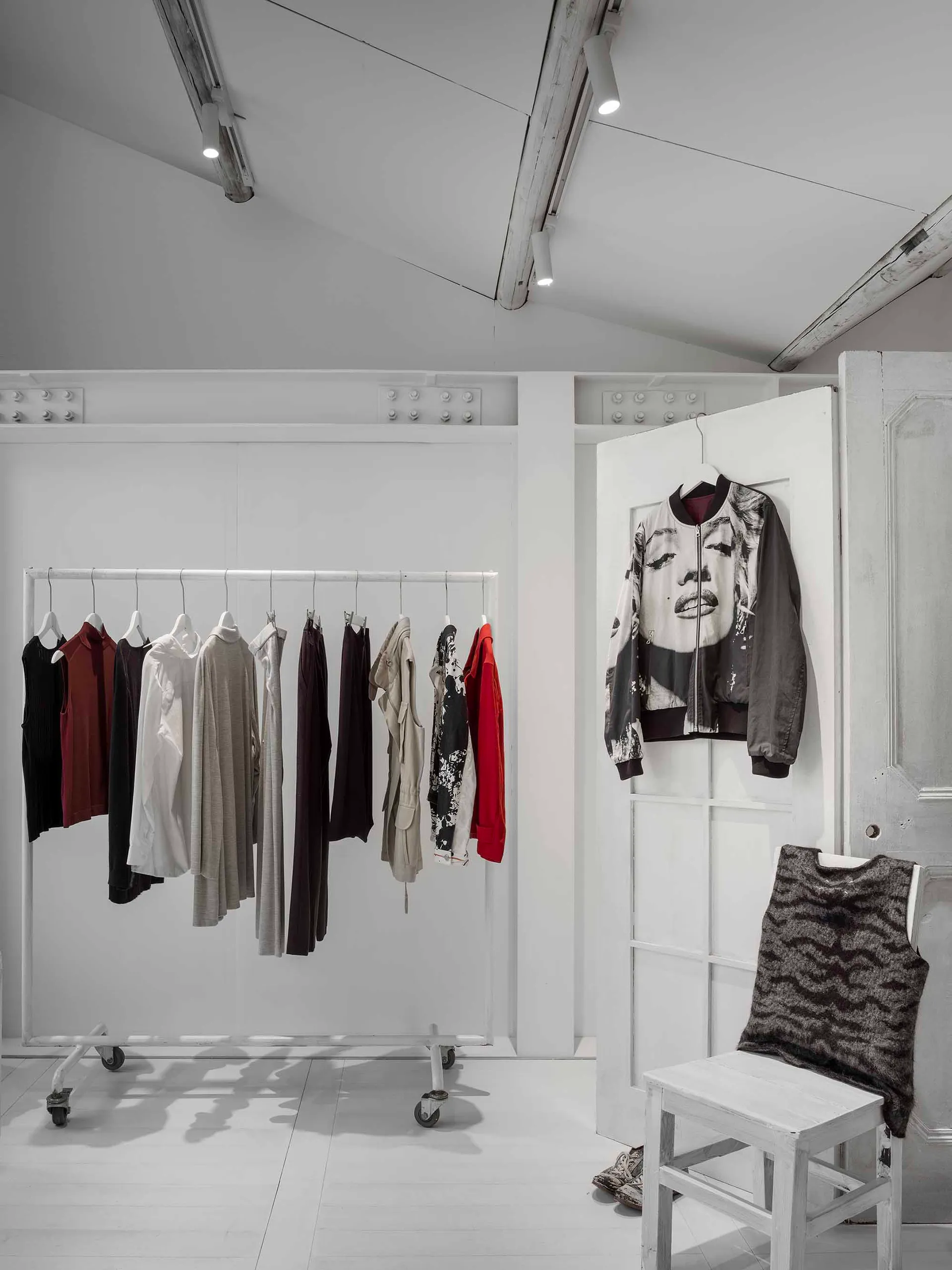 白色牆面的服裝店,搭配簡約時尚展示區。