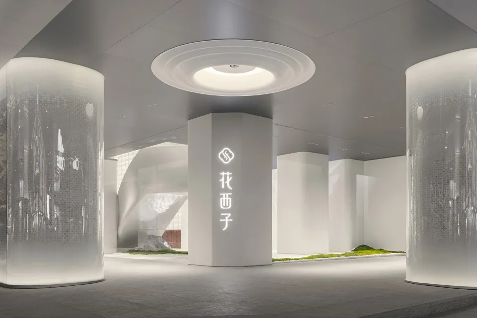 現代零售店面,玻璃立面、混凝土柱與石材點綴。