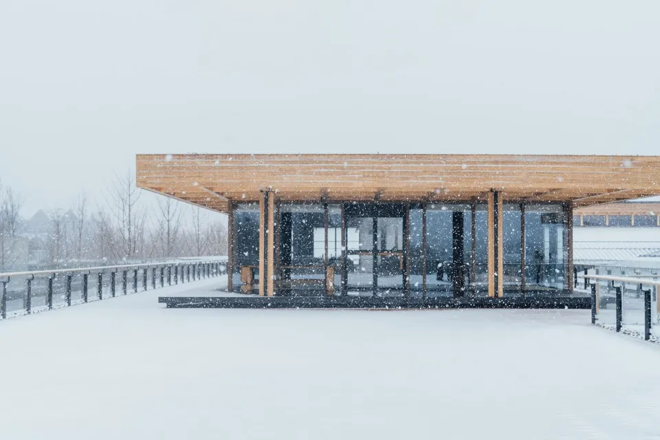 現代建築物外觀在雪天