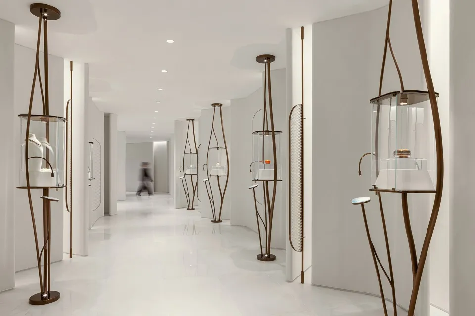 現代零售店內的金屬陳列架展示玻璃產品。