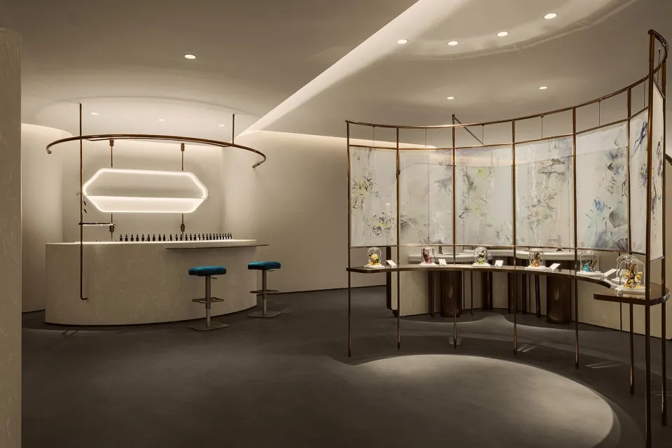 室內設計圖展示現代零售空間,具玻璃牆與簡約吧台區。