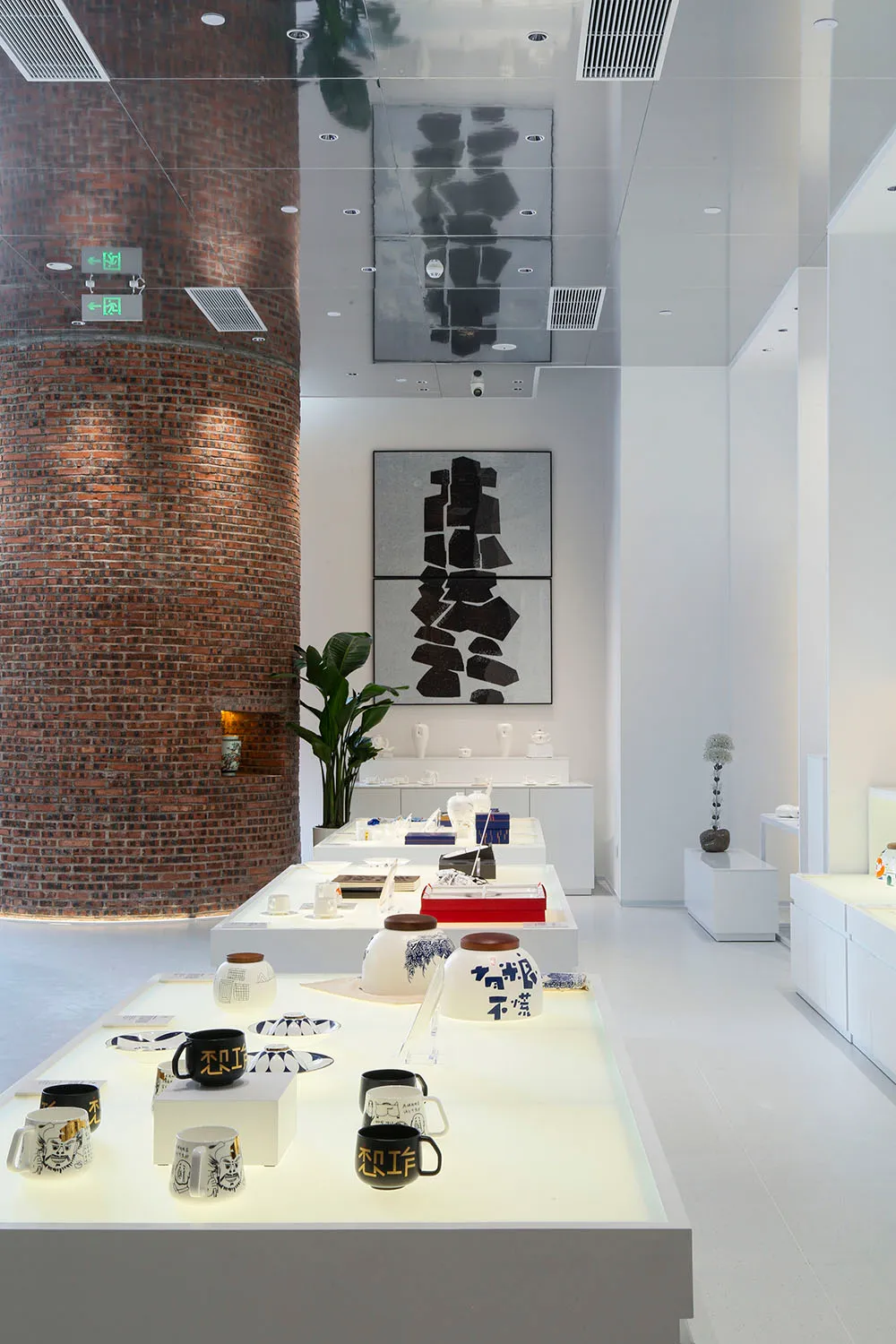 現代零售店舖展示區，搭配白磚牆面與混凝土元素，展現創新設計細節。