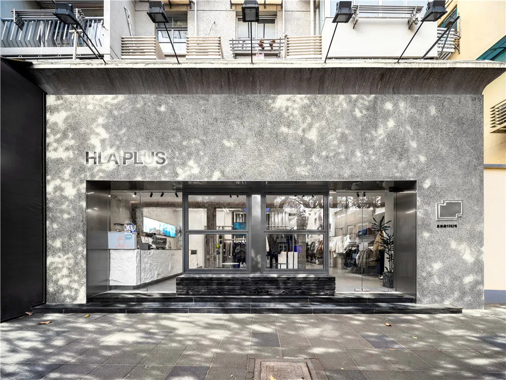 Moderne winkel voor kledingverkoop, gemaakt van beton.