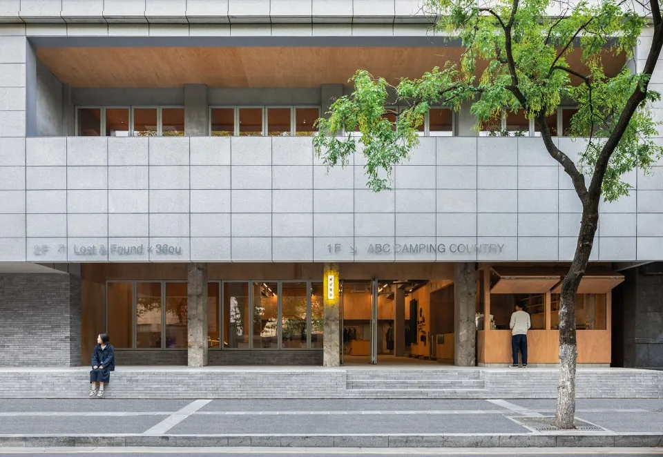 現代店面採用混凝土與玻璃外觀,展示服裝零售店。