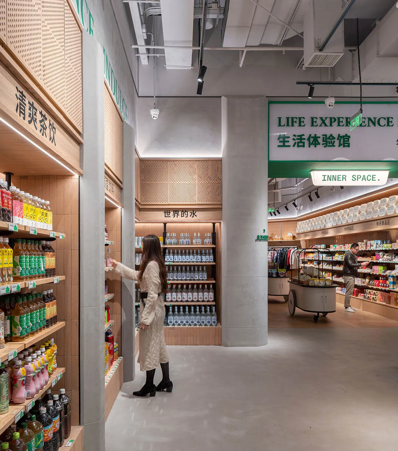 一張展示混凝土地板與玻璃陳列櫃的雜貨店照片。