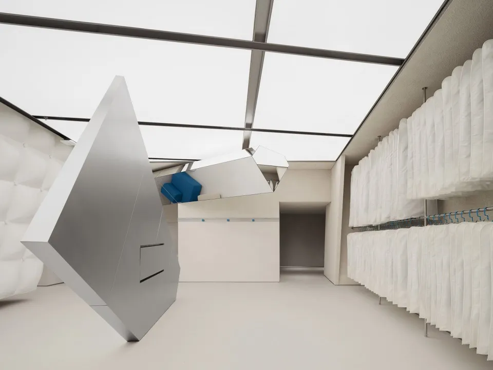 現代極簡室內空間，白色牆面與家具置於3D渲染環境中。