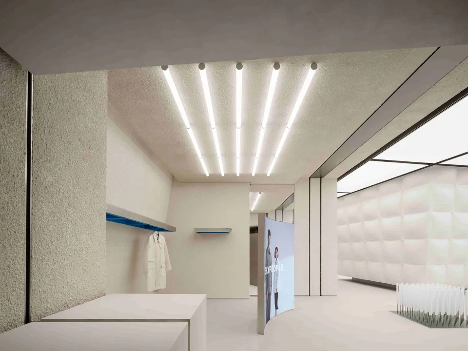 現代極簡零售店,混凝土牆面搭配白色表面。白色零售店以混凝土元素與玻璃為特色