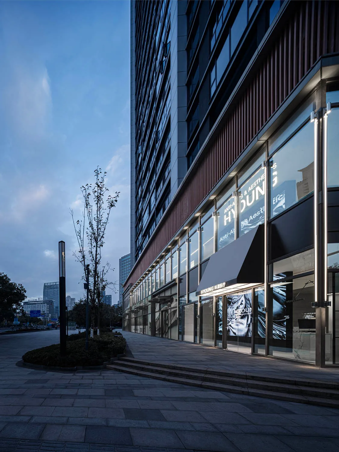 現代辦公室建築，玻璃與混凝土外觀。