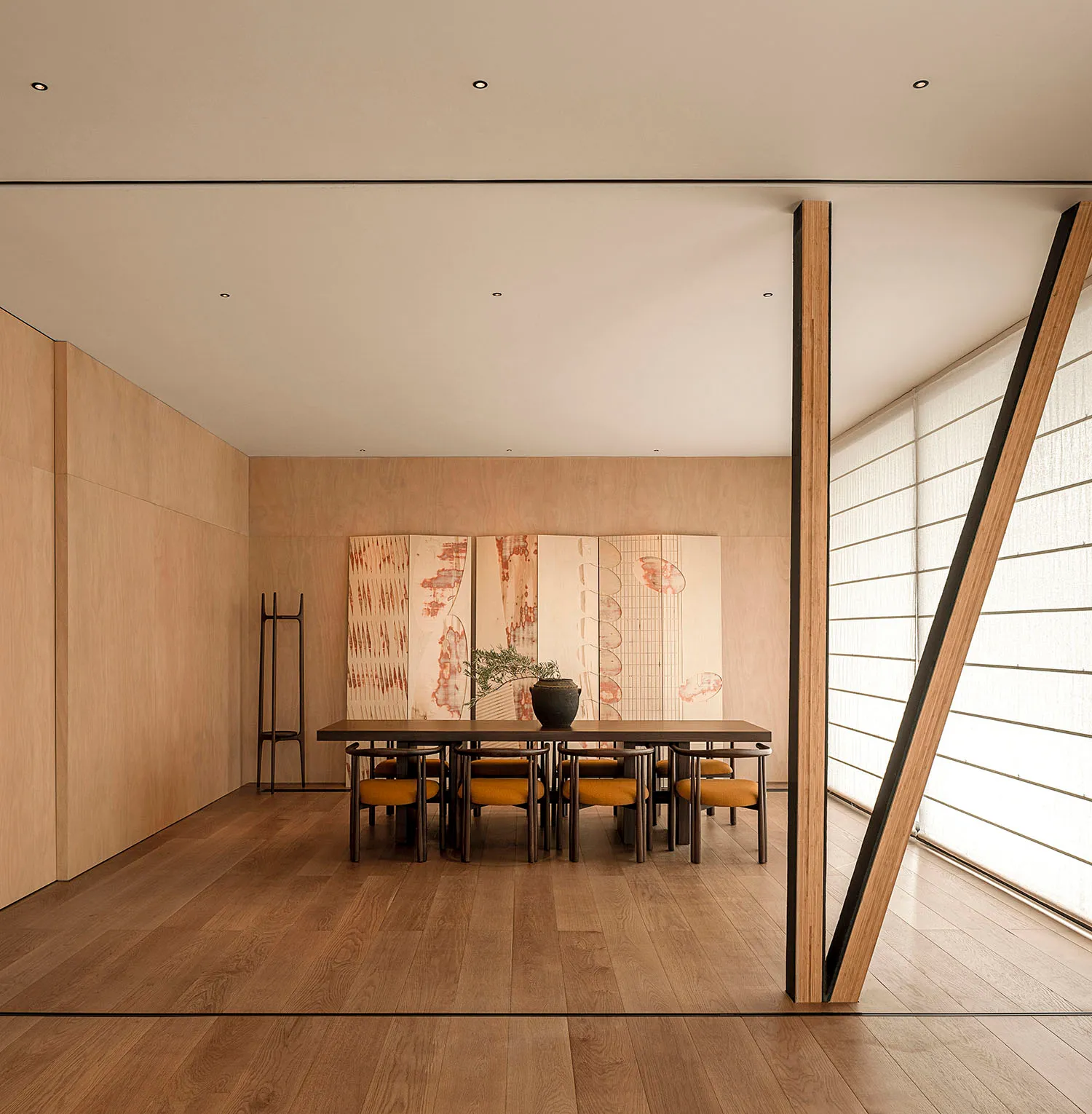 現代餐廳內擺放木質餐桌與餐椅，呈現簡約設計美學。