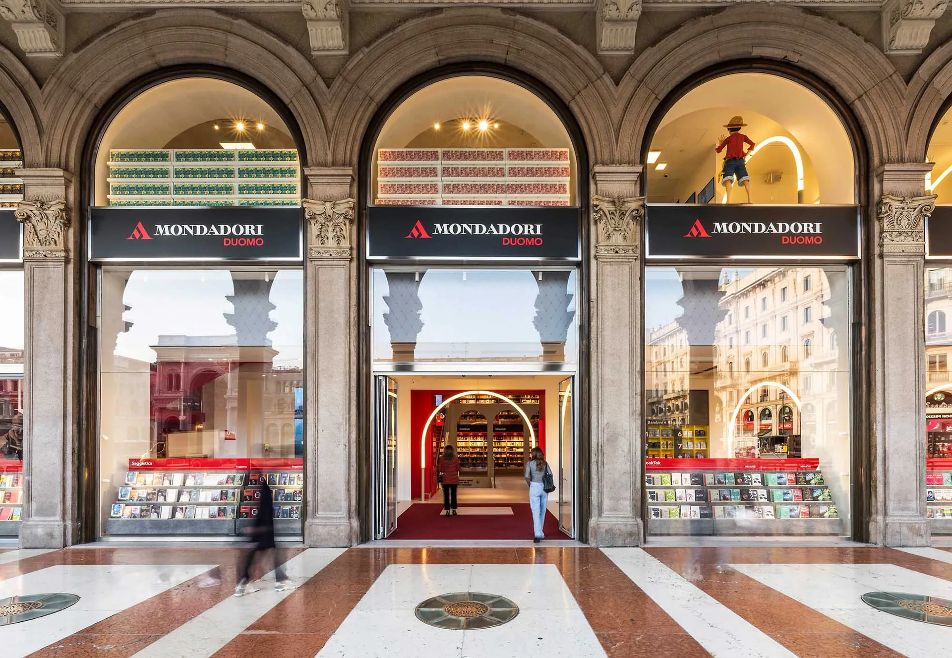 現代書店的玻璃店面窗，展示 Mondadori 標誌。