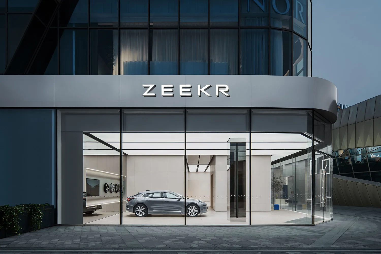 汽車展示中心玻璃外觀,帶有 ZEKR 標誌。