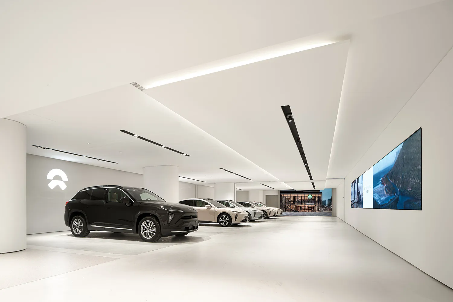 現代汽車展示廳採用極簡工業設計，搭配混凝土地板與 LED 照明。