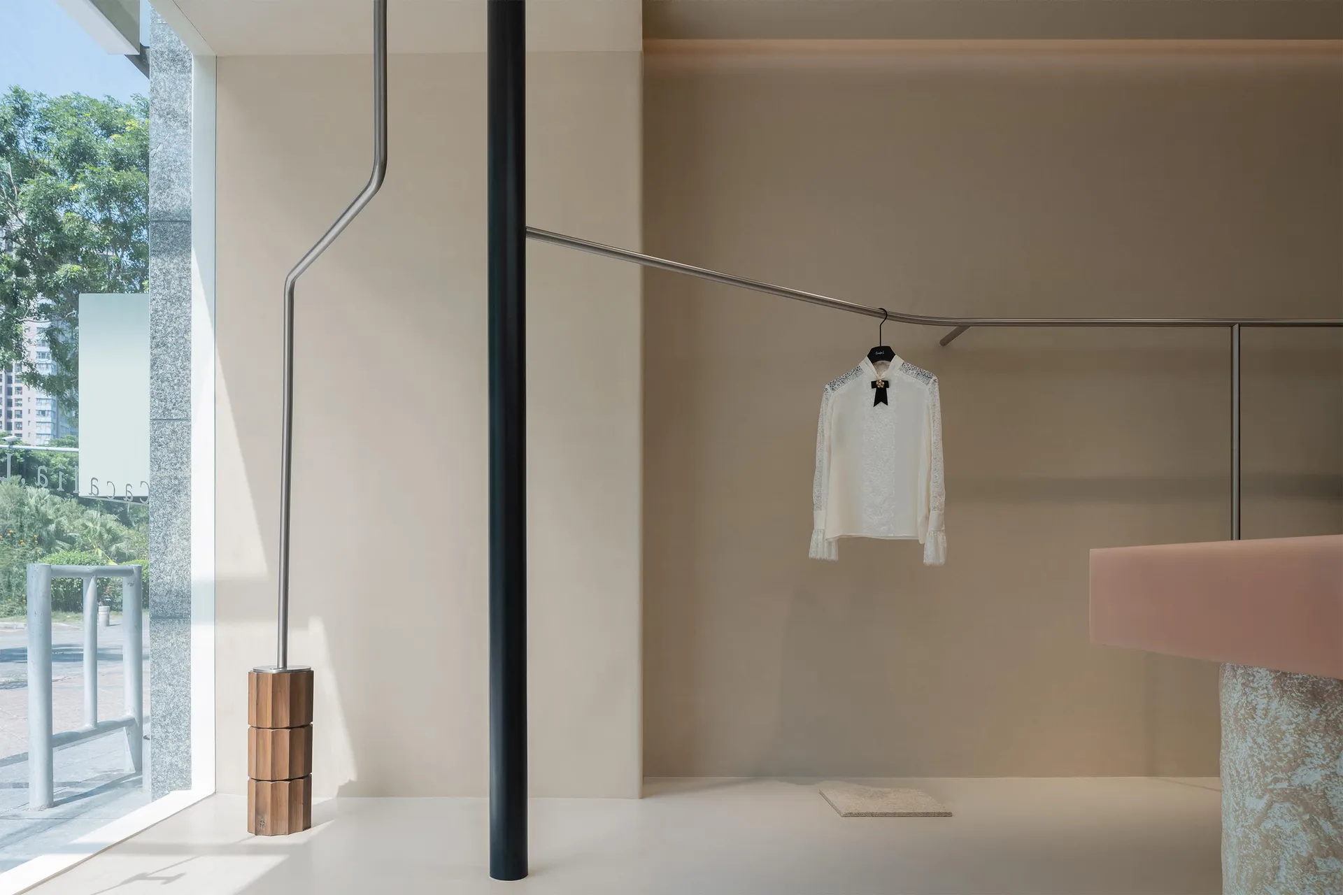 現代服飾店室內,採用極簡設計與金屬衣桿展示系統。