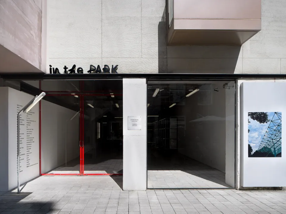 現代極簡建築展示水上樂園。