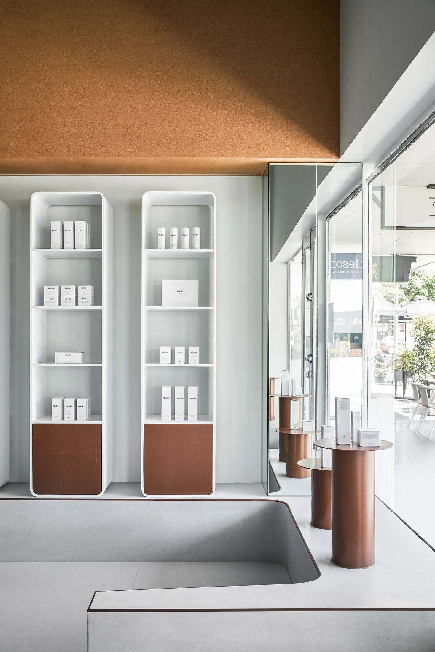 現代零售店內以混凝土貨架展示商品。